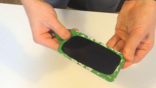 So einfach machst Du eine Schutzhülle für Dein Handy